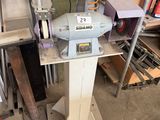 une machine posée sur une table dans un garage