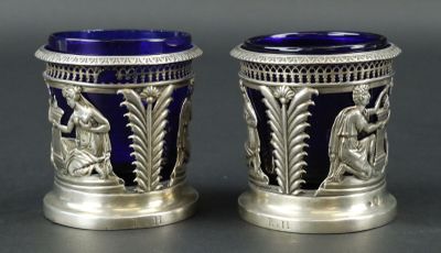 paire de vases anciens en argent et en verre bleu, ornés de figures