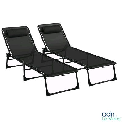 deux chaises longues noires placées côte à côte sur un fond blanc