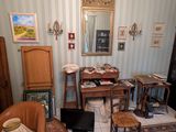 un salon avec un canapé, un fauteuil, une table et un miroir