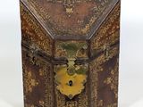une vieille boîte en bois avec un cadenas sur le dessus