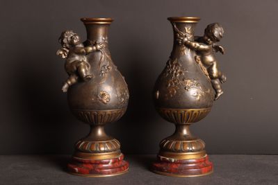 deux vases posés l'un à côté de l'autre sur une table