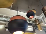 de nombreuses lampes suspendues au plafond d'un restaurant