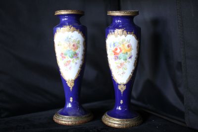 deux vases bleus posés sur une surface noire