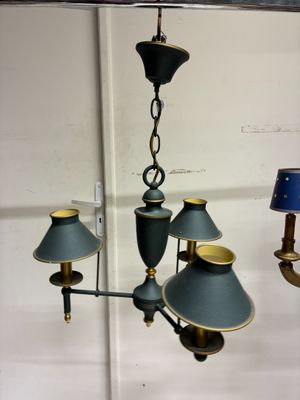 un lustre auquel sont suspendues cinq lampes