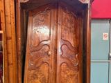 une grande porte en bois dans un coin d'une pièce