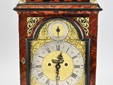 une horloge posée sur une table