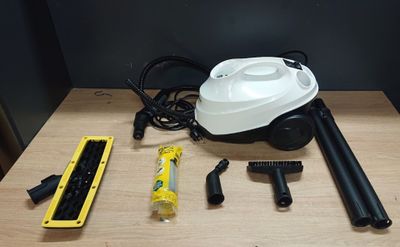 une photo montrant un aspirateur et d'autres outils posés sur une table