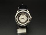 gros plan d'une montre sur une surface noire