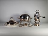 beaucoup d'objets en argent posés sur une table