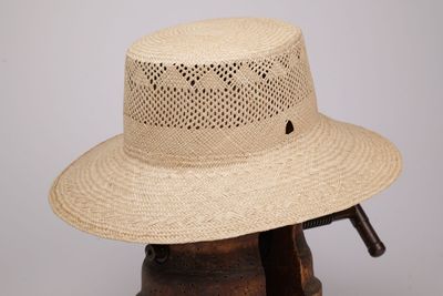 Ce chapeau est en paille et possède un large bord