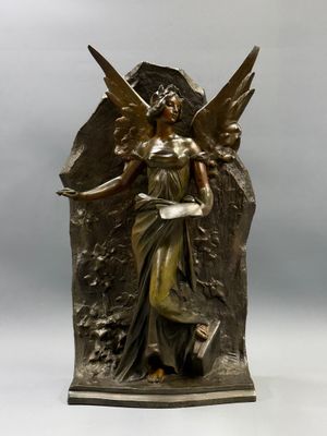 statue en bronze représentant une femme tenant un oiseau sur un rocher