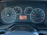 un gros plan sur le tableau de bord d'une voiture avec un compteur de vitesse
