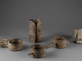 plusieurs pièces de poterie sont disposées en cercle sur une surface grise