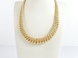 un collier à chaîne en or sur un mannequin mannequin mannequin mannequin mannequin mannequin mannequin mannequin mannequin mannequin