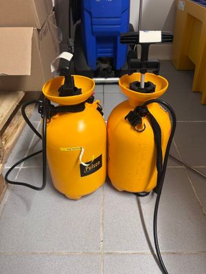 deux conteneurs jaunes posés l'un à côté de l'autre sur le sol