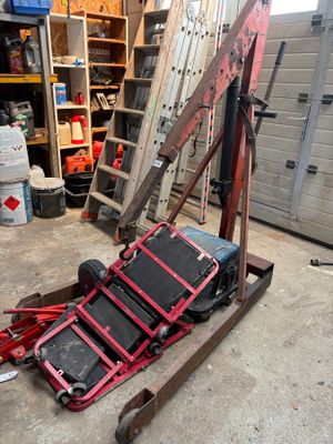 une photo d'un garage avec un chariot au milieu