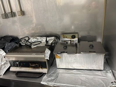une machine posée sur le comptoir d'une cuisine