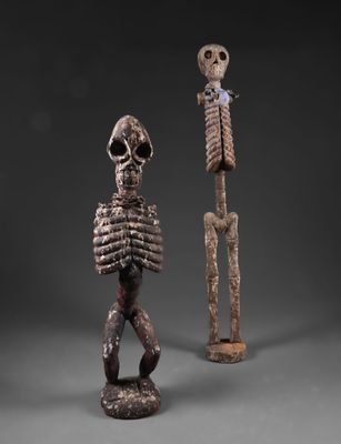 deux figurines sculptées représentant un squelette et un personnage humain