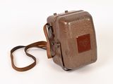 une valise marron munie d'une sangle marron