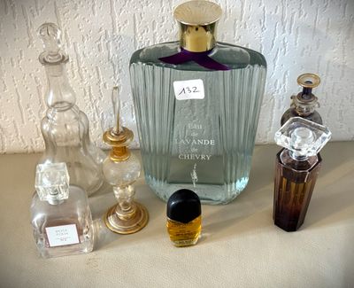 des flacons de parfum posés les uns à côté des autres sur une table