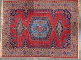 un tapis rouge orné d'un motif bleu et rouge