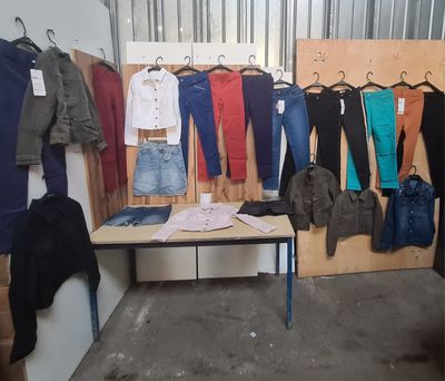Lot de vtements femme ? Assortiment jeans, vestes, jupes et…