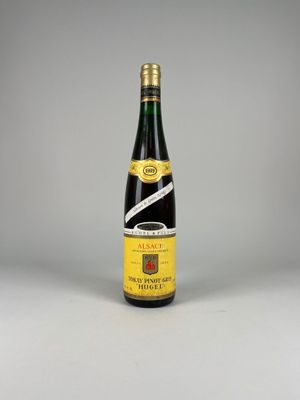 une bouteille de vin posée sur une table