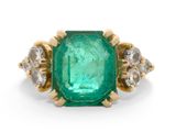une bague en émeraude et diamant
