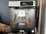 une machine posée sur un comptoir