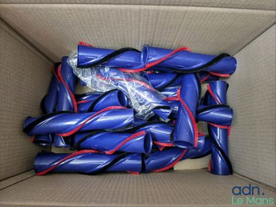 une boîte remplie de ballons bleus et rouges