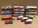 beaucoup de petits camions et de petits bus en jouets sur la table