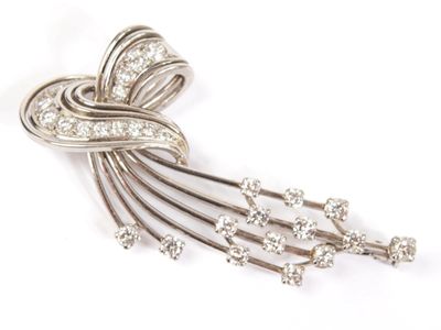 Broche gerbe En platine, la monture est composיe de fines ti…