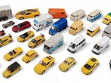 un grand nombre de petites voitures et de camions sur une surface blanche