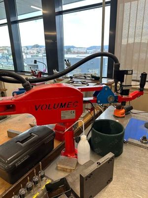 une machine posée sur une table dans une pièce