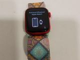 une Apple Watch posée sur une table