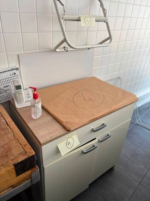 une petite cuisine équipée d'une cuisinière et d'un micro-ondes