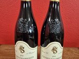 deux bouteilles de vin posées sur une table en bois
