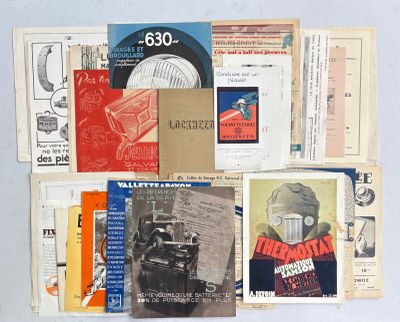beaucoup de vieux livres et de vieux magazines sur la table