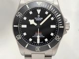 une montre en acier inoxydable avec un cadran noir sur fond blanc