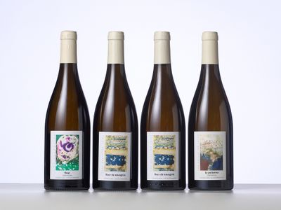 trois bouteilles de vin posées sur une table l'une à côté de l'autre