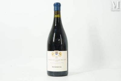 une bouteille de vin posée sur une table