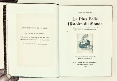 une personne tenant un livre avec l'image d'un homme dans un bateau