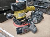 une photo d'une ponceuse et d'autres outils posés sur une table