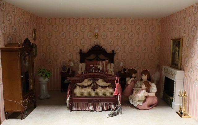 Diorama. Composition miniature, dans une vitrine en bois, vitre e...