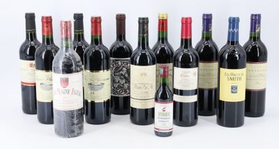 plusieurs bouteilles de vin sont alignées sur une surface blanche
