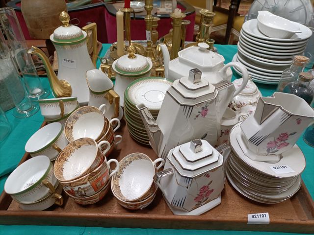 Parties de services à café en porcelaine. L’un à décor de guirlan