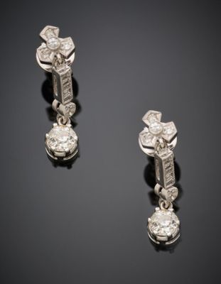 Paire de PENDANTS d'OREILLES en or gris (750°/°°) articulé, …