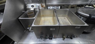 deux friteuses au milieu d'une cuisine professionnelle