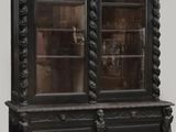 une armoire noire munie d'une porte vitrée